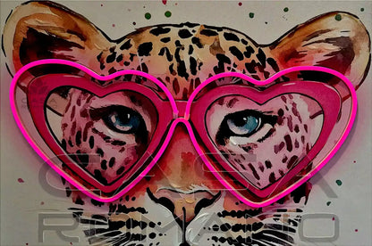 „Leo Love“ – LED-Leinwandbild mit Leopard und Herzbrille, 64×83 cm