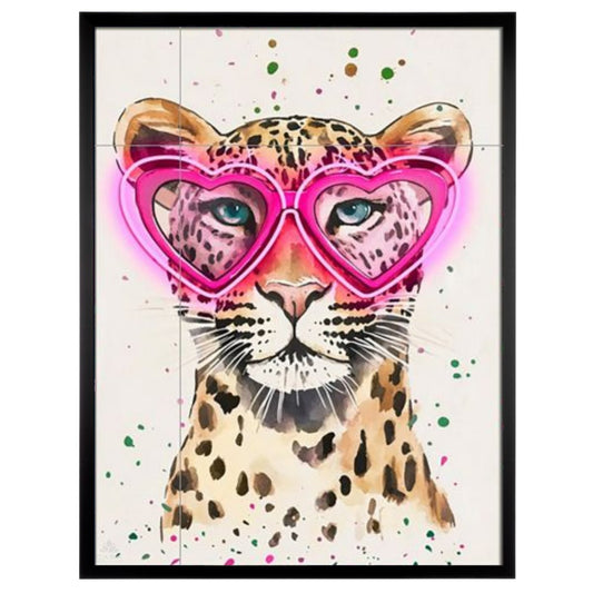 „Leo Love“ – LED-Leinwandbild mit Leopard und Herzbrille, 64×83 cm