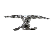 Skulptur „Cliffhanger“ – silberfarben, Kunstharz (12 x 33) | CASA ROMANO