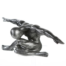 Skulptur „Cliffhanger“ – silberfarben, Kunstharz (12 x 33) | CASA ROMANO