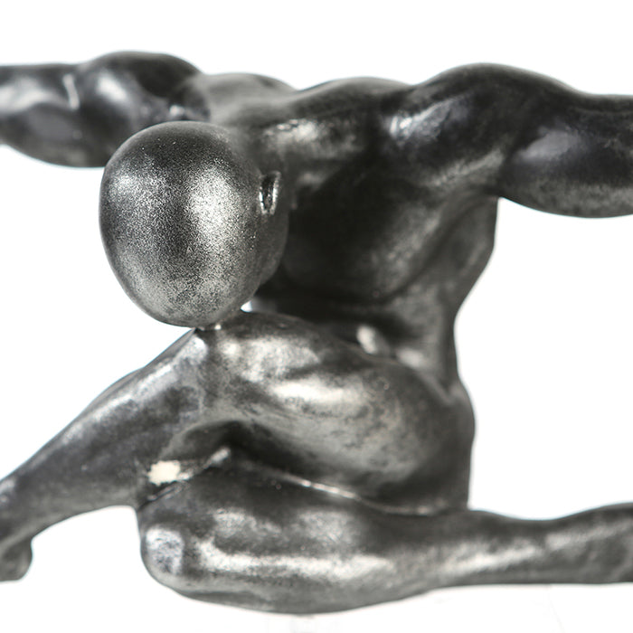 Skulptur „Cliffhanger“ – silberfarben, Kunstharz (12 x 33)