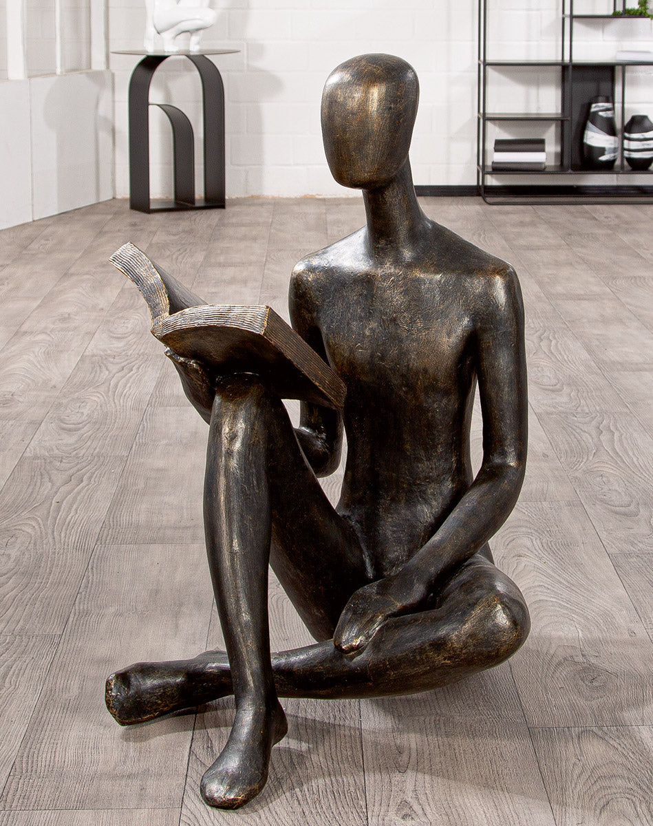 Bronzefarbene Skulptur „Reading“ – sitzende Figur mit geöffnetem Buch, modern, 80 cm.