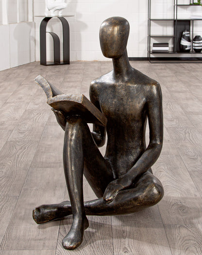Bronzefarbene Skulptur „Reading“ – sitzende Figur mit geöffnetem Buch, modern, 80 cm.