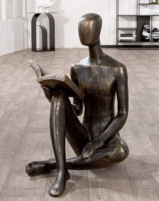 Skulptur Person „Reading“ – bronzefarben, 80 cm | CASA ROMANO