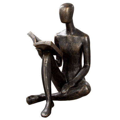 Bronzefarbene Skulptur „Reading“ – sitzende Figur mit geöffnetem Buch, modern, 80 cm.