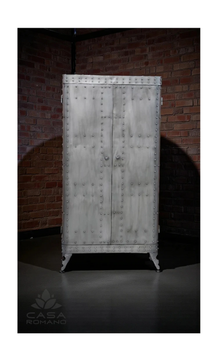 Schrank „Aviation“ – Industrial Design aus recyceltem Metall