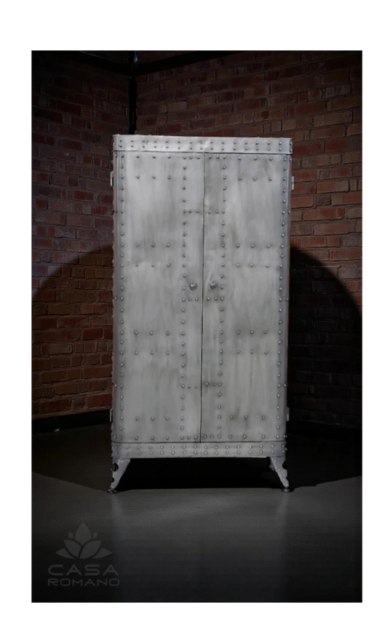 Schrank „Aviation“ – Industrial Design aus recyceltem Metall