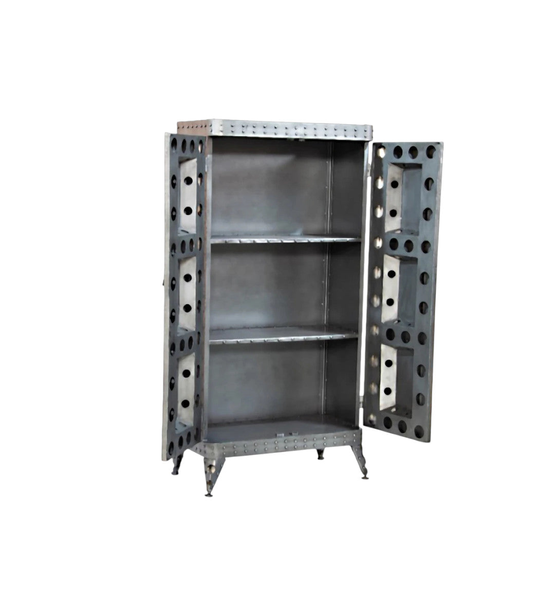 Schrank „Aviation“ – Industrial Design aus recyceltem Metall