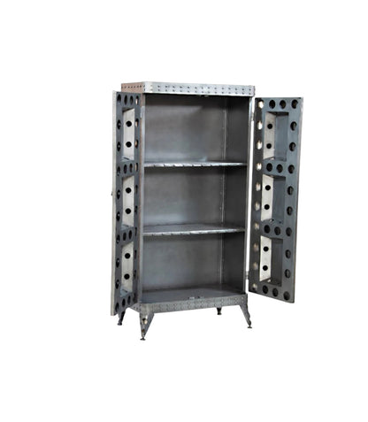 Schrank „Aviation“ – Industrial Design aus recyceltem Metall