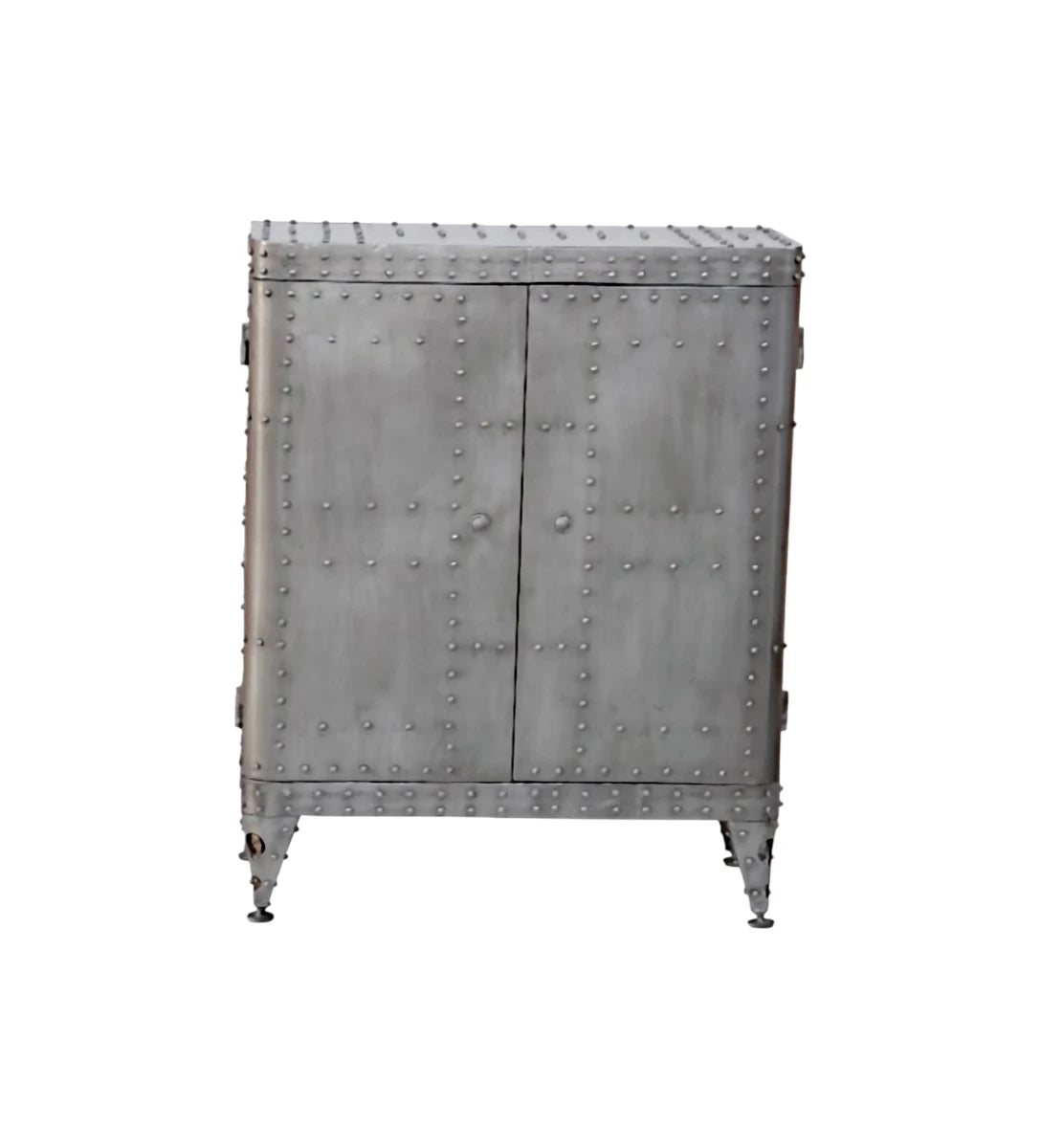 Sideboard „Aviation“ aus recyceltem Metall im Industrial Design – silberfarbenes Möbel mit Nietenoptik, fotografiert im CASA ROMANO Showroom, Urban-Living-Stil.