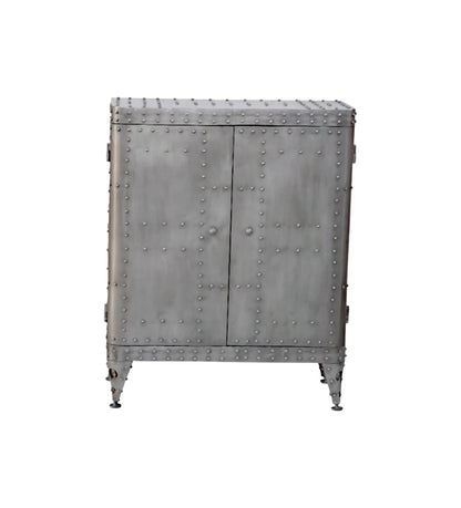 Sideboard „Aviation“ aus recyceltem Metall im Industrial Design – silberfarbenes Möbel mit Nietenoptik, fotografiert im CASA ROMANO Showroom, Urban-Living-Stil.