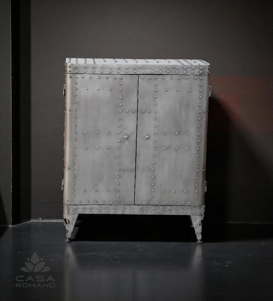 Sideboard „Aviation“ aus recyceltem Metall im Industrial Design – silberfarbenes Möbel mit Nietenoptik, fotografiert im CASA ROMANO Showroom, Urban-Living-Stil.